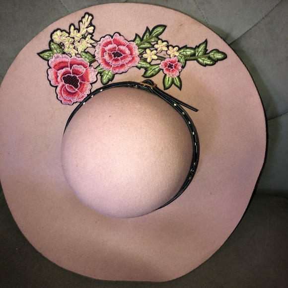 NWT Sunday with Floral Embroidery - Picture 1 of 3